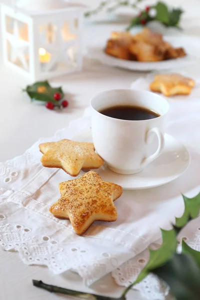 Galletas de Navidad, café, acebo y linterna ardiente — Foto de Stock