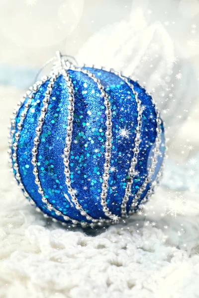 Flocon de neige au crochet et deux grandes boules de Noël — Photo