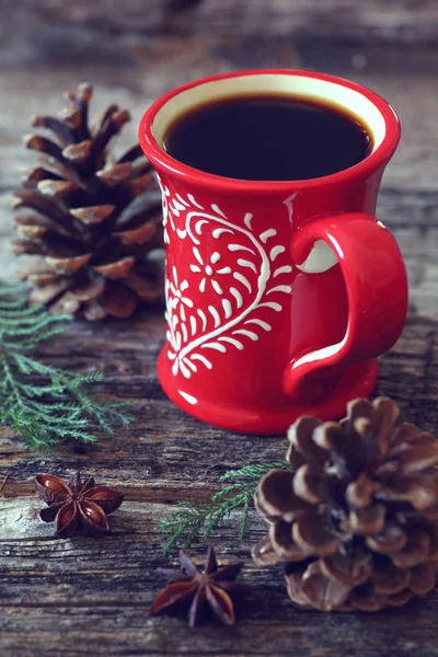 Чашка кофе и сосновые шишки — стоковое фото