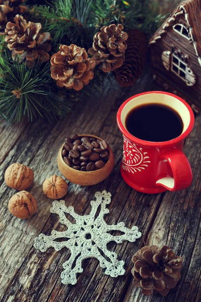 Šálek kávy, šišky a vánoční hračky a ozdoby — Stock fotografie