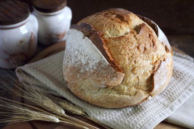 Fransızca ülke ekmek koyu ahşap doğrama tahtası