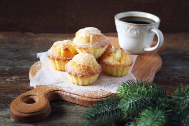 Kekler, fincan kahve ve köknar dalı