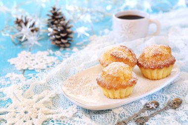 Yeni yıl kekler, fincan kahve ve ışıklı garland