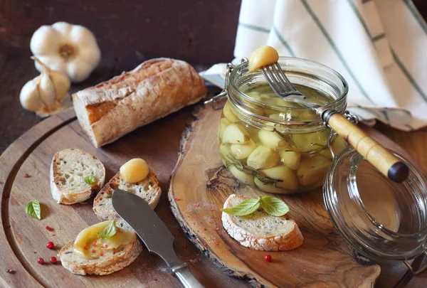 Garlic confit and french bread topped — Stock Photo, Image