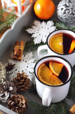 Baharatlar ve narenciye meyve ve yanan fener ile mulled şarap