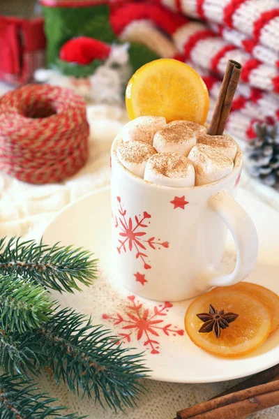 Bebida de invierno: taza de chocolate caliente con malvavisco — Foto de Stock