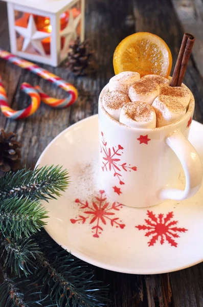 Copa de chocolate caliente con malvavisco y dulces de succión — Foto de Stock