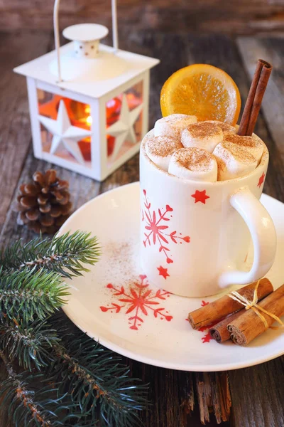 Bebida de invierno: taza de chocolate caliente con malvavisco — Foto de Stock