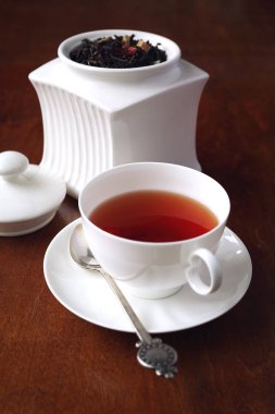 Aromalı siyah çay beyaz porselen tabak
