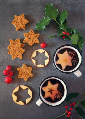 Sıcak kırmızı iki kupa mulled şarap baharat ve gingerbread