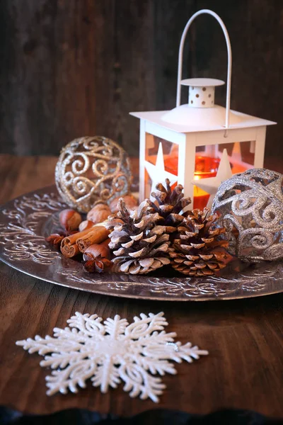 Linterna ardiente, conos de pino y decoraciones de árboles de Navidad — Foto de Stock