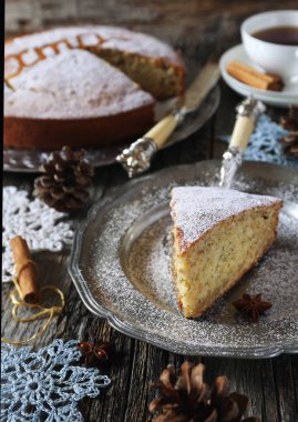 Baharatlı Christmas cake, fincan çay ve tığ işi kar taneleri
