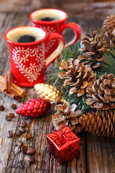 Dos tazas de café, conos de pino y decoraciones de árboles de Año Nuevo — Foto de Stock