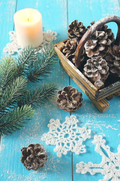 Copo de nieve ganchillo, conos de pino y vela — Foto de Stock