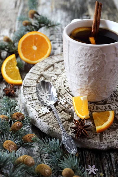 Зимовий гарячий напій з корицею та апельсином — стокове фото