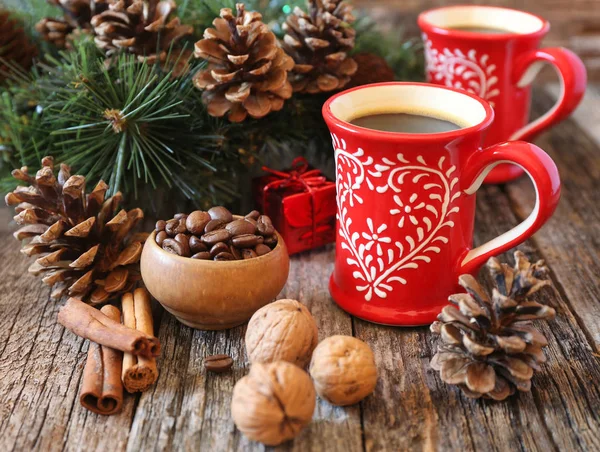 Dva šálek kávy, kávová zrna, šišky a vánoční dekorace — Stock fotografie
