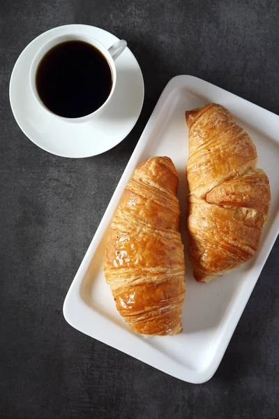 2 つの焼きたてのクロワッサンや一杯のコーヒー — ストック写真