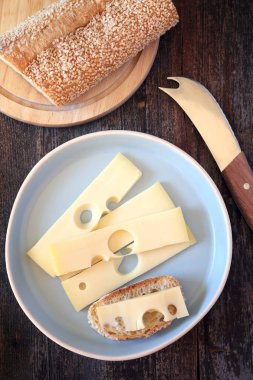 Maasdam peynir ve ekmek dilimleri