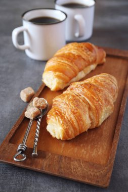 İki taze kruvasan ve kahve