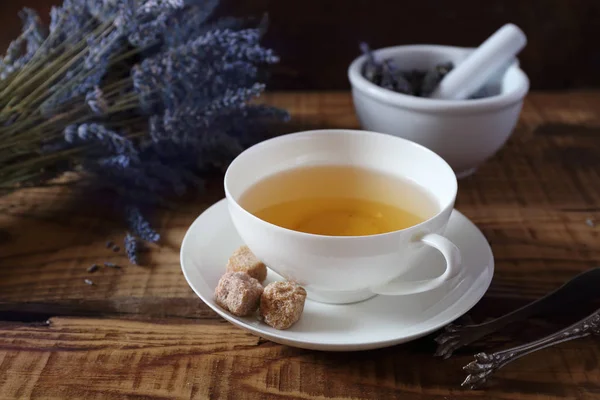 Ароматний лавандовий чай і купа сухого лаванди — стокове фото