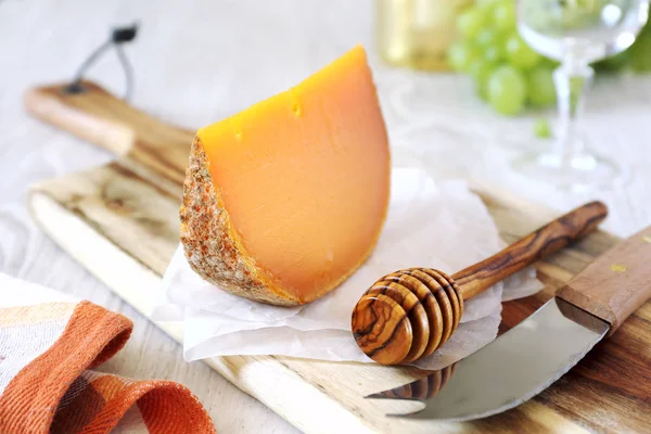 Mimolette peynir ve Yeşil üzüm — Stok fotoğraf