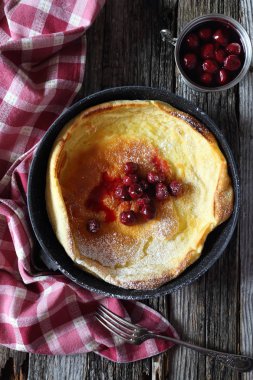 Soyunma yemyeşil omlet, pudra şekeri ve cherry jam