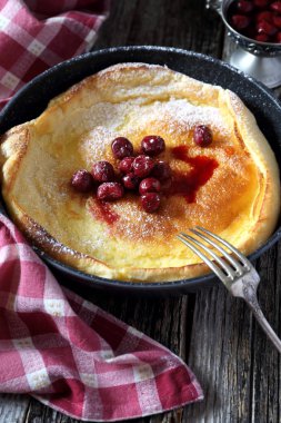 Soyunma yemyeşil omlet, pudra şekeri ve cherry jam