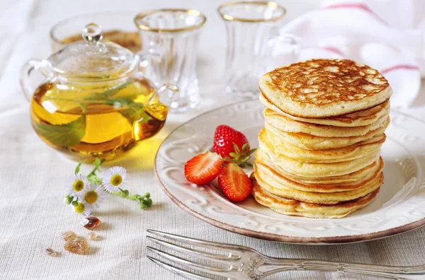 Pancakes with strawberries and tea — Stock Photo, Image