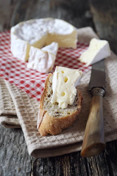 カマンベール チーズとパン — ストック写真