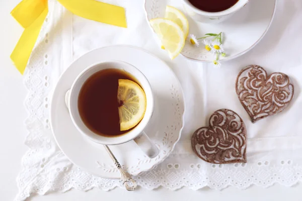 Two cups of lemon tea and two gingerbread — Stock Photo, Image