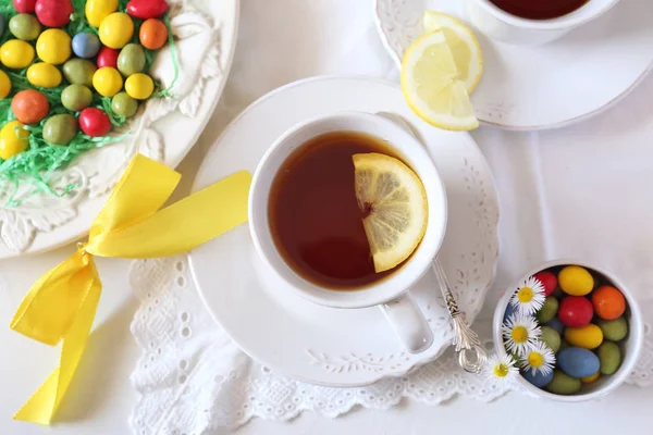 Wielkanoc herbaty pić z kolorowe krople — Zdjęcie stockowe