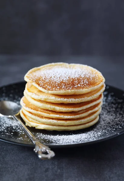 Pfannkuchen mit Puderzucker — Stockfoto