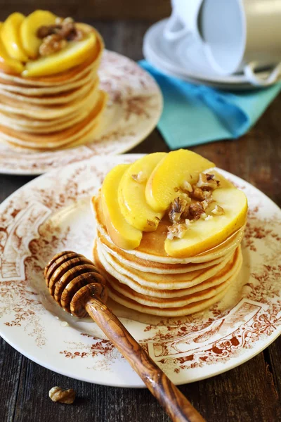 Panqueque con miel, manzanas caramelizadas y nueces — Foto de Stock