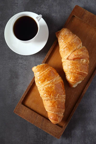 2 つの焼きたてのクロワッサンや一杯のコーヒー — ストック写真