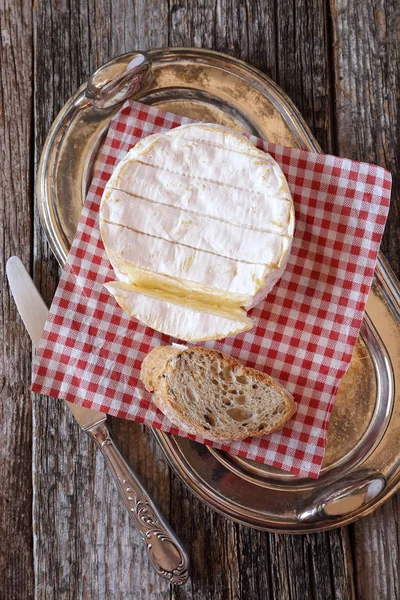 Queijo francês Camembert em fatia de pão — Fotografia de Stock