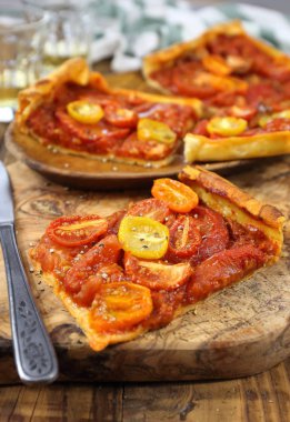 Domates tart ve beyaz şarap