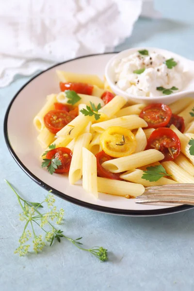 Penne pasta with tomatoes and ricotta — Stock Photo, Image