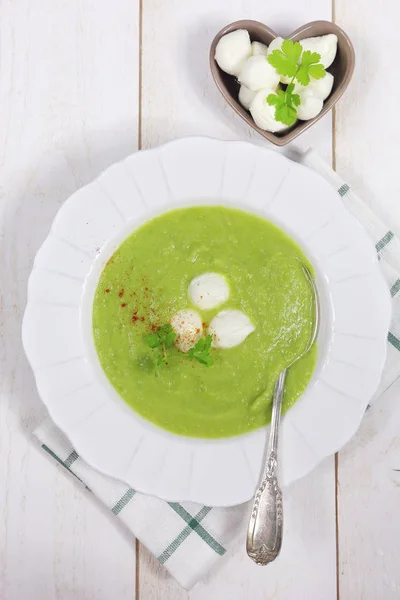 Zöld borsó leves, mozzarellával, petrezselyem — Stock Fotó