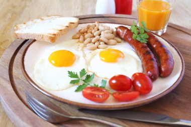 Sosis ve kızarmış yumurta ile İngiliz kahvaltısı