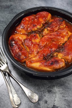 Kızarmış tavuk sosu ve biberiye ile