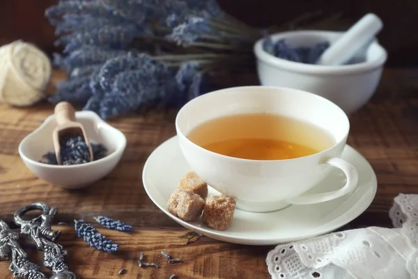 Ароматний лавандовий чай і купа висушеного лаванди — стокове фото
