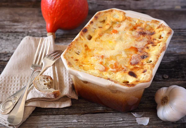 Gratin di zucca vegetale con formaggio in pentole di ceramica — Foto Stock