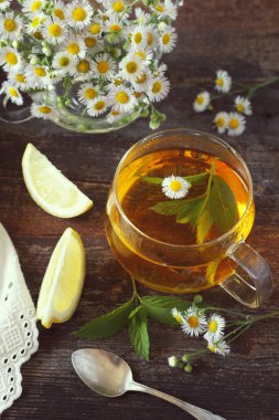 Yaz çay partisi: Nane ve papatya bitkisel çay