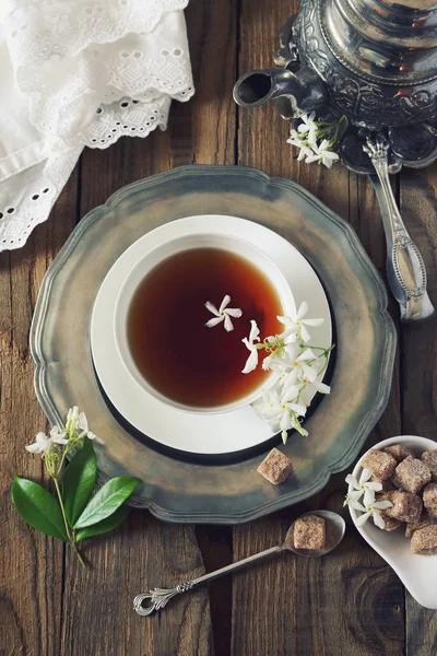Estilo vintage: chá romântico beber com chá de jasmim — Fotografia de Stock
