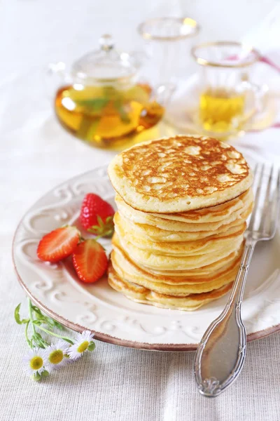 Pancakes with strawberries and tea — Stock Photo, Image