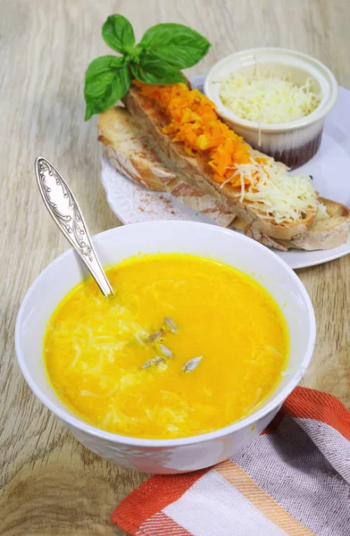 胡萝卜汤榜首的面包和奶酪 — 图库照片