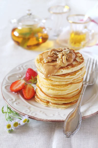 Pfannkuchen mit Erdbeeren, Karamellcreme, Walnüssen und Minztee — Stockfoto