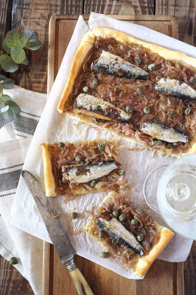 Pissaladiere, french onion pie and white wine — Stock Photo, Image