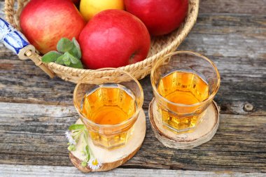 elma suyu ve kırmızı elmalar