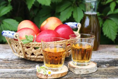 elma suyu ve kırmızı elmalar